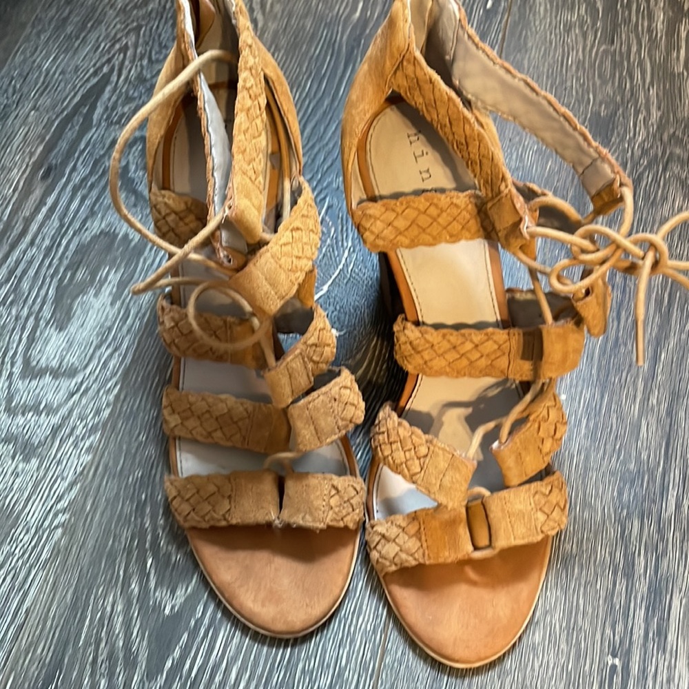 Hinge Desi block heel sandal